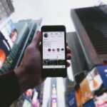 Instagram-App vor Hochhäusern