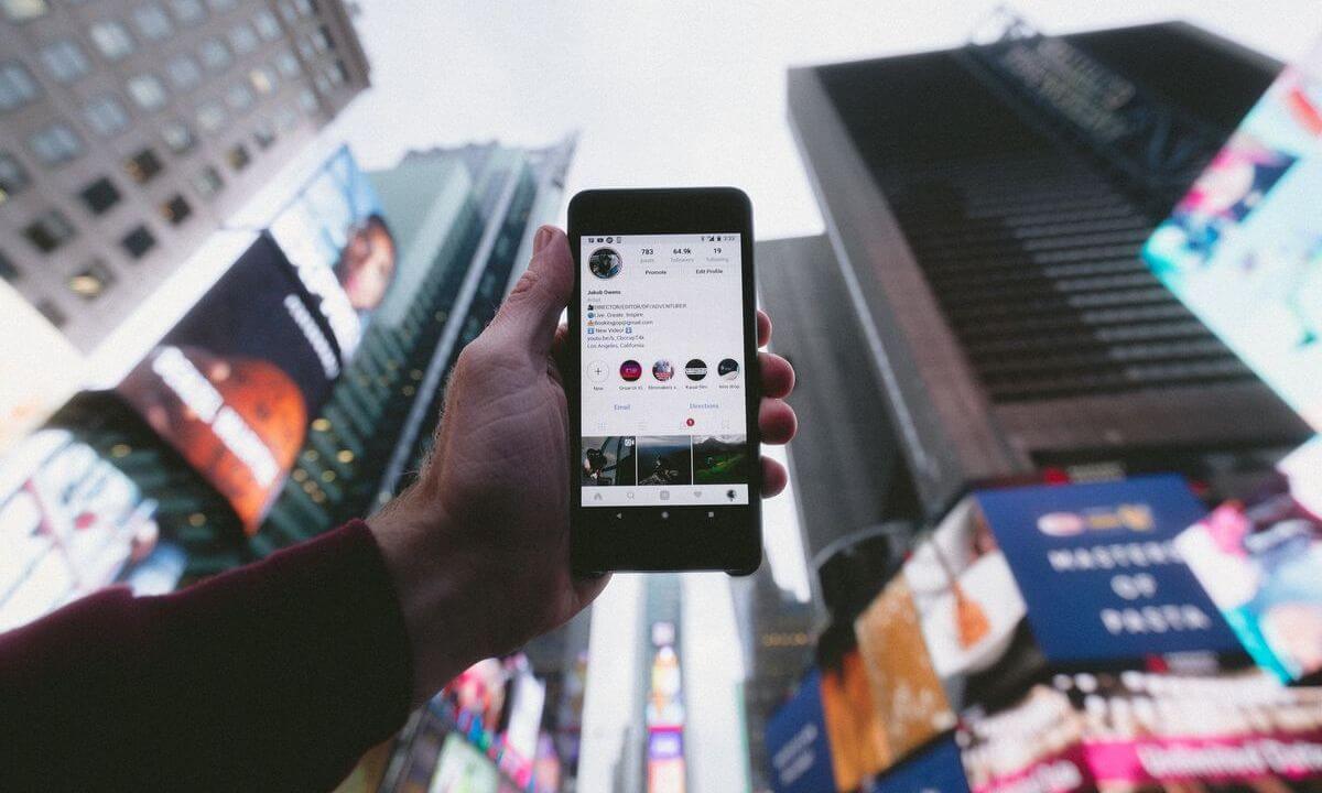 Instagram-App vor Hochhäusern